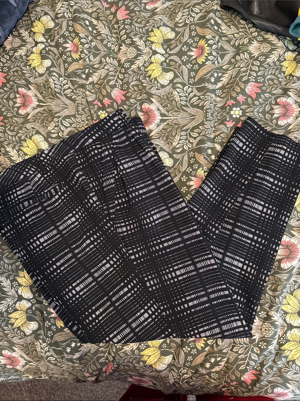 New York & Company Black and White Dash Print Stretch Capri Pants